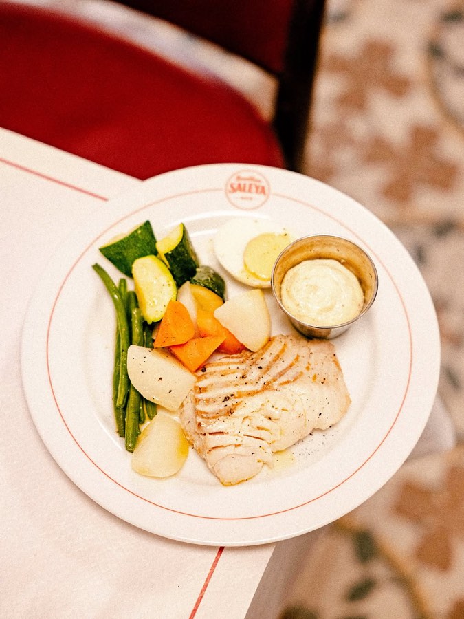 Cabillaud, légumes de saison et aïoli sur l'assiette Bouillon Saleya