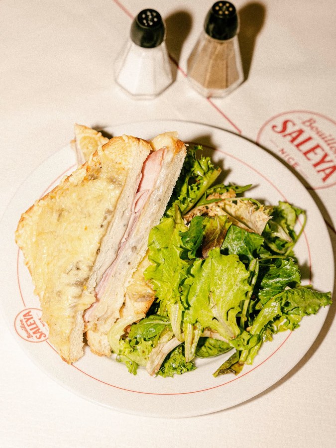 Croque-monsieur et salade verte sur l'assiette Bouillon Saleya