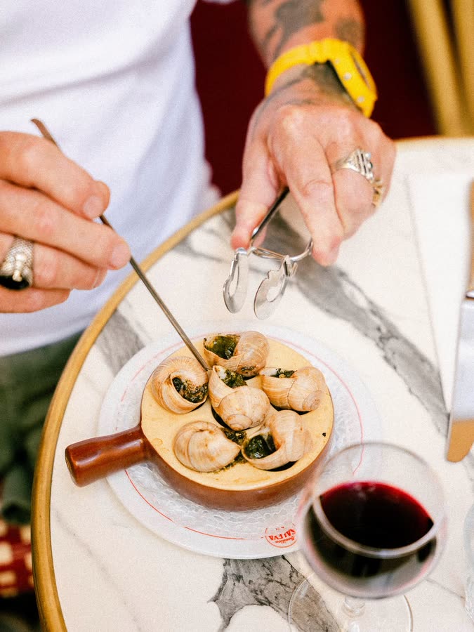 Escargots de Bourgogne en cassolette, servis au Bouillon Saleya