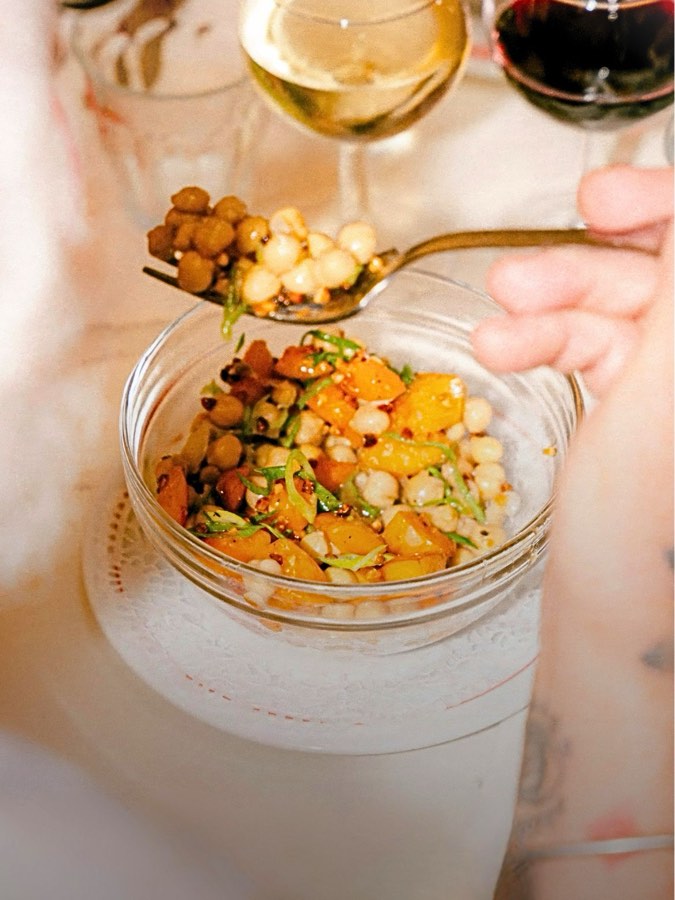 Pois chiches, abricots et amandes, servis sur l'assiette au cachet du restaurant