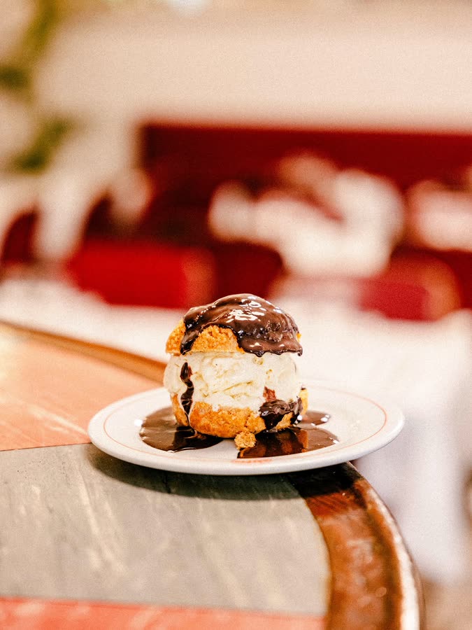Profiterole au chocolat chaud et sa glace vanille, au Bouillon Saleya