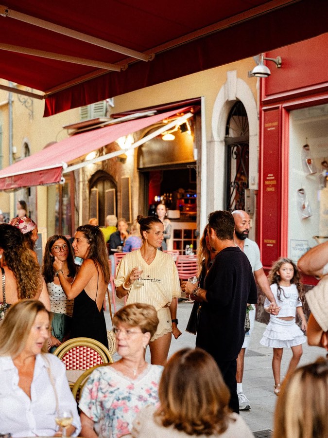 La terrasse animée sous le store rouge, un soir d'été